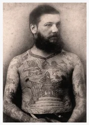 Retrato de un hombre tatuado